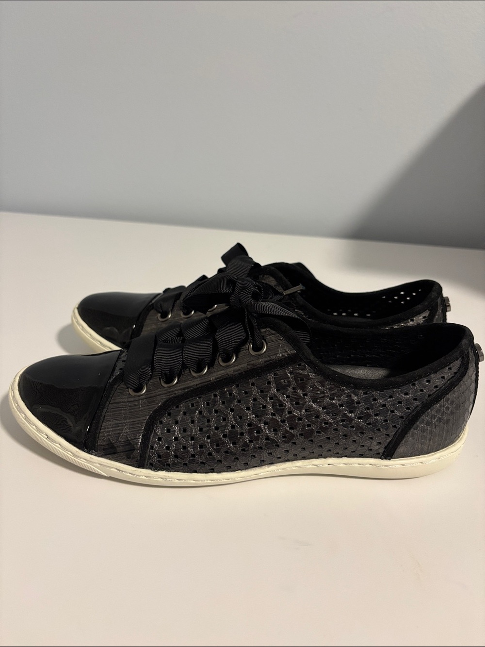 Donald Pliner Women’s Black Knit Ribbon Lace-Up Sneakers Size 7 & 1/2M